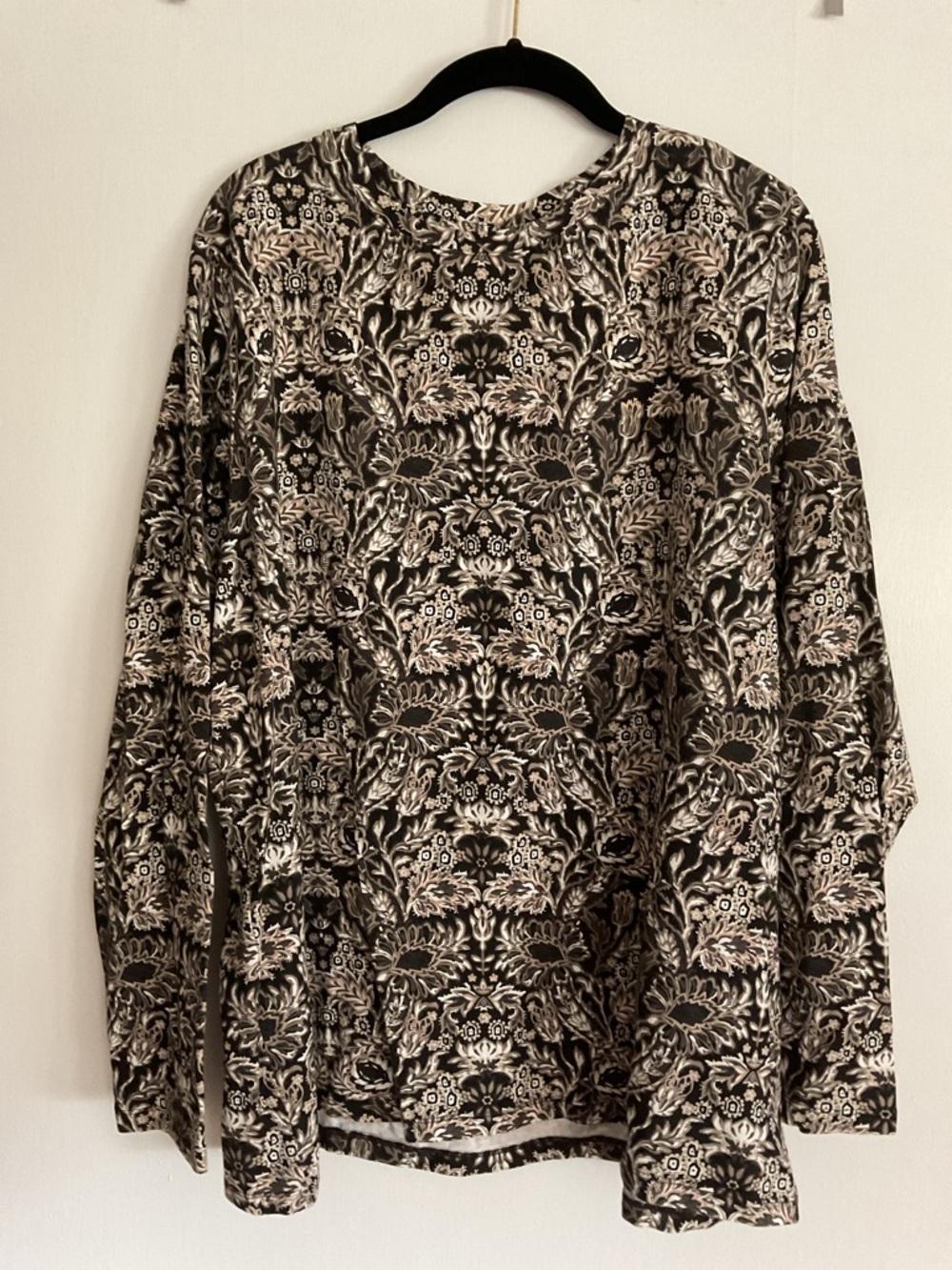 Isaac Mizrahi Black and Cream long sleeve tee